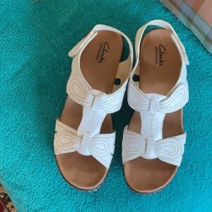 Clark’s white 9.5M sandals